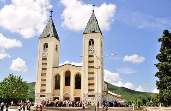 800px-Saint_James_Church_(St._Jakov)_Medjugorje_-_Hotel_Pansion_Porta_-_Bosnia_Herzegovina_-_Creative_Commons_by_gnuckx_(4695237966)