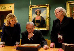 Bibi comes face to face with Balfour at the British Library. Photo credit: Israel Govt. Press Office 