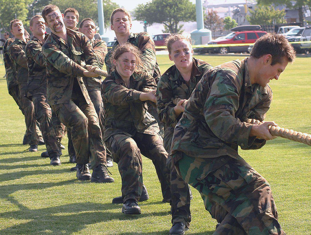 1280px-US_Navy_060516-N-5215E-002_A_team_of_midshipmen_struggle_in_a_round_of_tug-of-war_during