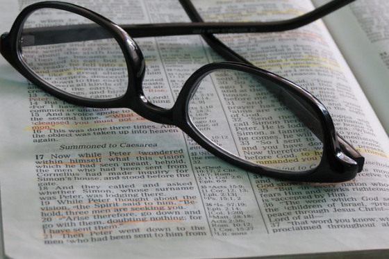 glasses on Bible (Boesmantjie:pixabay)