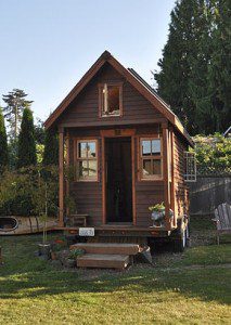 494px-Tiny_house_in_yard,_Portland