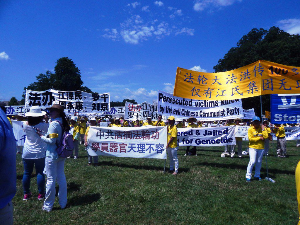 Falun Gong practitioners rally for freedom at the U.S. Capitol. (Photo: Jess Meyer, IRD)