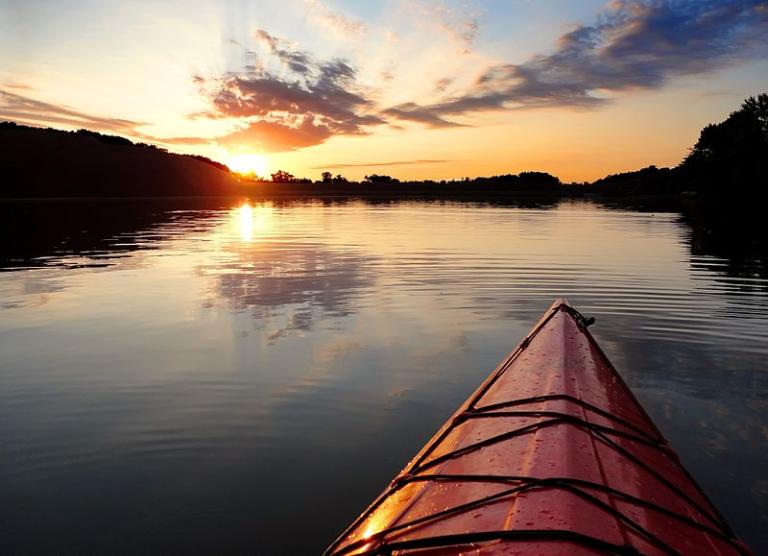 800px-Kayak_sunset_Lake_Ahquabi_State_Park