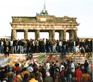 ** ARCHIV ** Am Tag nach der Oeffnung am 9. Nov. 1989 steigen Menschen am 10. Nov. 1989 auf die Berliner Mauer vor dem Brandenburger Tor in Berlin. Wie kaum ein anderes Datum steht der 9. November fuer die Irrungen und Wirrungen der deutschen Geschichte. (AP/stf) ** zu unserem KORR ** ** FILE ** People walking on the Berlin wall in front of the Brandenburg gate after opening one day before, Nov. 10, 1989. (AP Photo)
