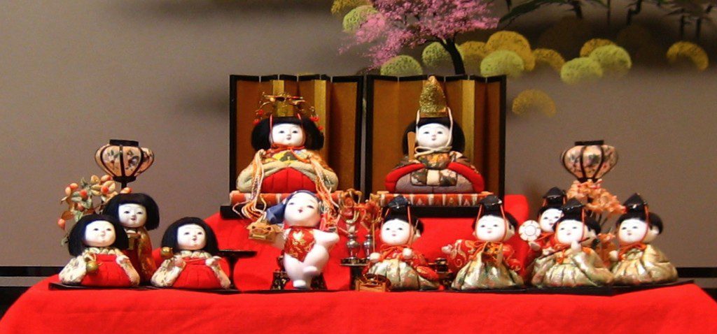 Hina Matsuri display, with the Empress and Emperor doll on the top tier. By S kitahashi (S kitahashi took) [GFDL (http://www.gnu.org/copyleft/fdl.html), CC-BY-SA-3.0 (http://creativecommons.org/licenses/by-sa/3.0/), GFDL (http://www.gnu.org/copyleft/fdl.html) or CC BY-SA 3.0 (http://creativecommons.org/licenses/by-sa/3.0)], via Wikimedia Commons