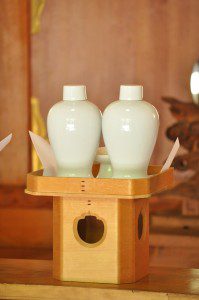Offering of sake (rice wine) to Shinto deities. Public domain. 