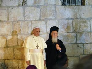 Pope_Franciscus_&_Patriarch_Bartholomew_I_in_the_Church_of_the_Holy_Sepulchre_in_Jerusalem_(1)