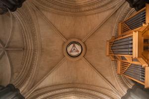 Dublin_Christ_Church_Cathedral_Choir_Tower_Crossing_Vault_and_Shield_of_the_Trinity_2012_09_26