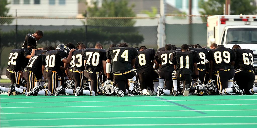 Praying Football Team Team Kneeling Football Field