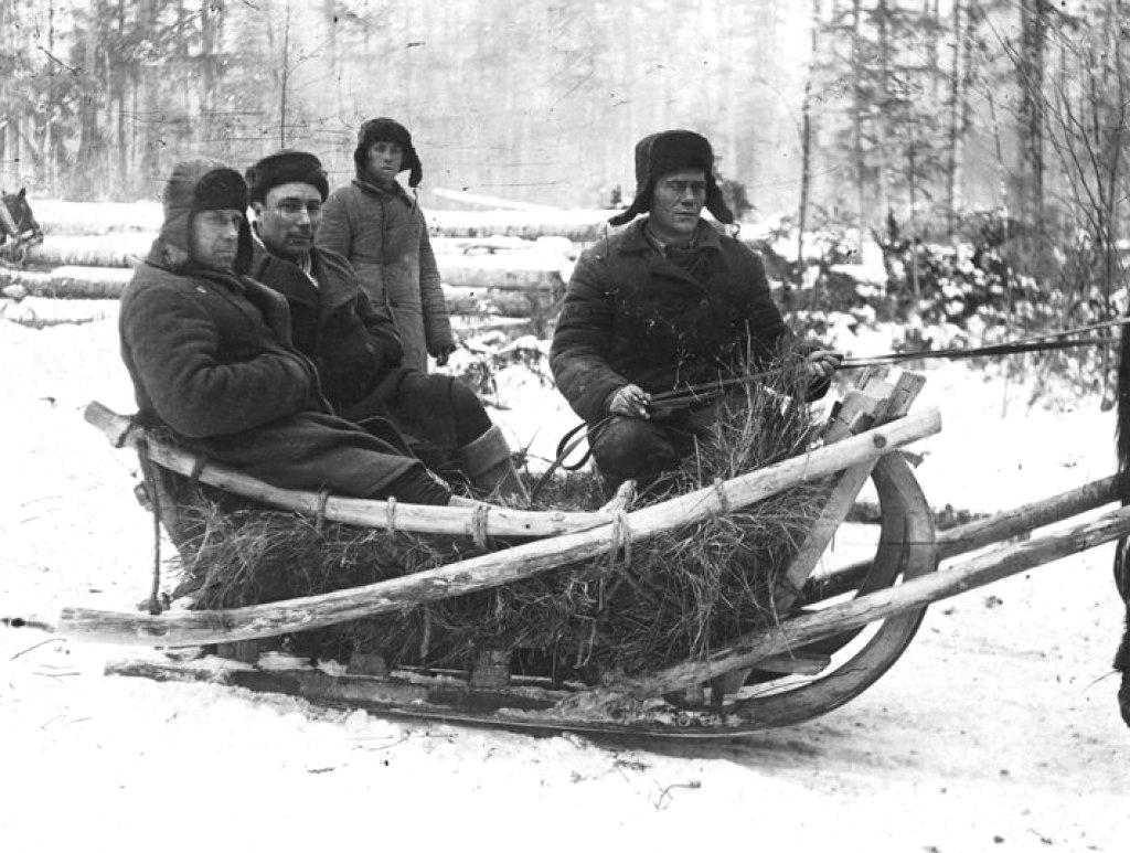 Gulag_prisoners_at_work_1936-1937