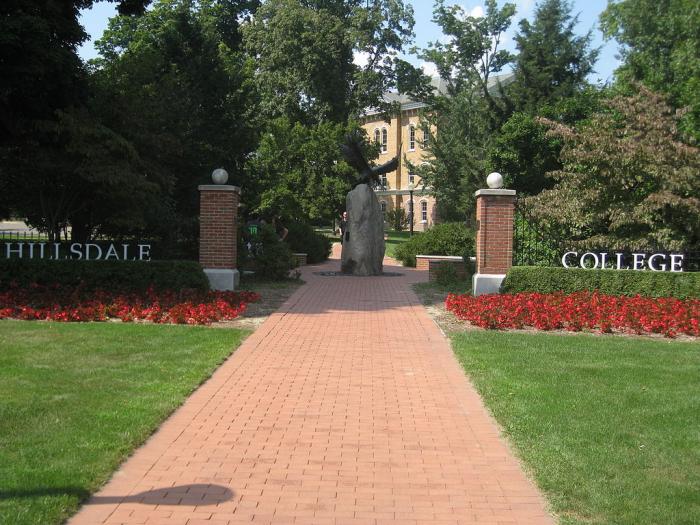 1024px-Hillsdale_College_gate