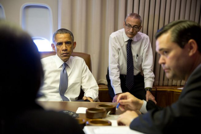 President_Barack_Obama_in_a_meeting_aboard_Air_Force_One_en_route_to_New_Delhi
