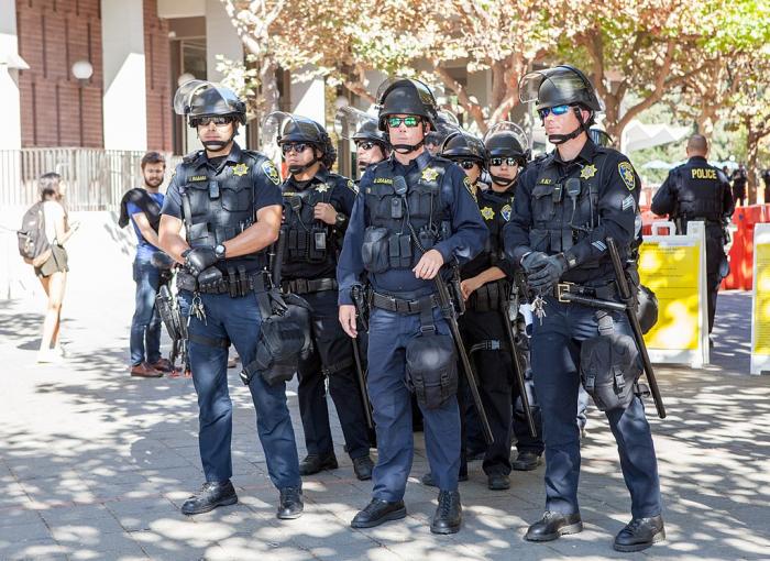 1024px-Berkeley_Free_Speech_Week_protest_20170924-8694