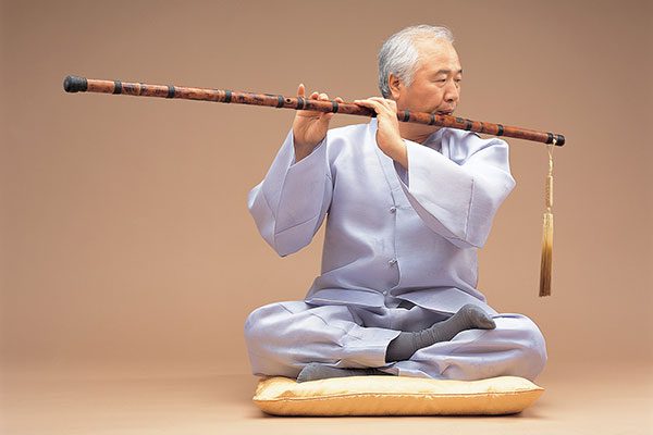 Ilchi Lee playing flute for the soul