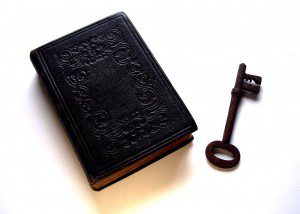 1024px-Bible_and_Key_Divination
