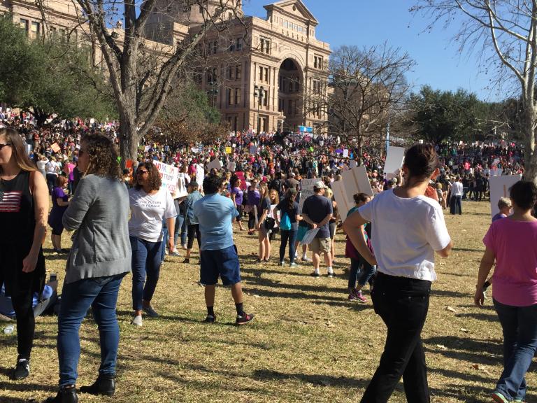 Jan 21 2017 crowd gathering around Texas capital building