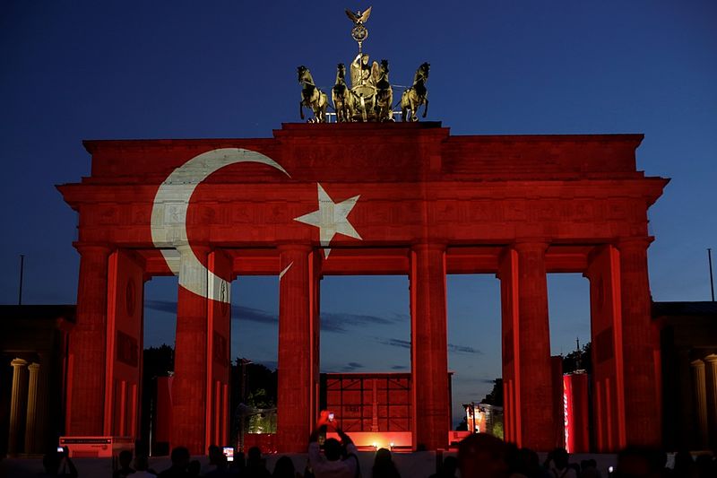 Brandenburg_Gate_illuminated_with_the_Turkish_Flag