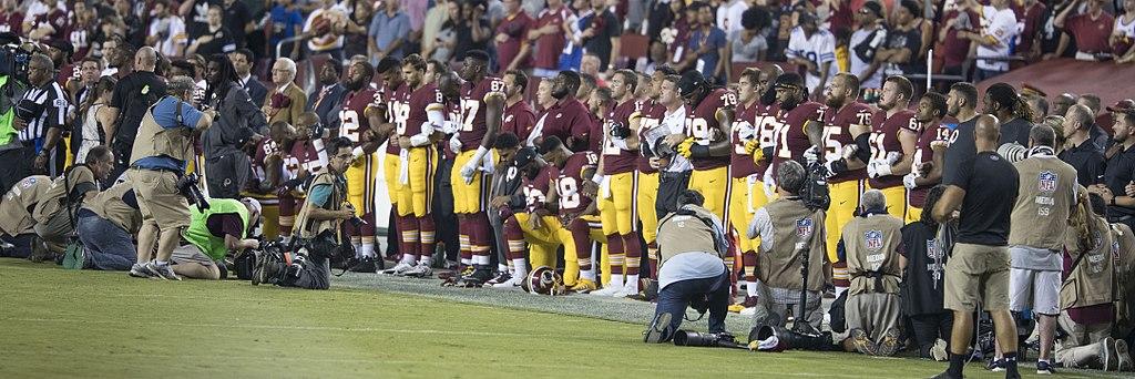 1024px-Washington_Redskins_National_Anthem_Kneeling_(37301887651)