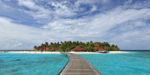 1280px-Diamonds_Thudufushi_Beach_and_Water_Villas,_May_2017_-08