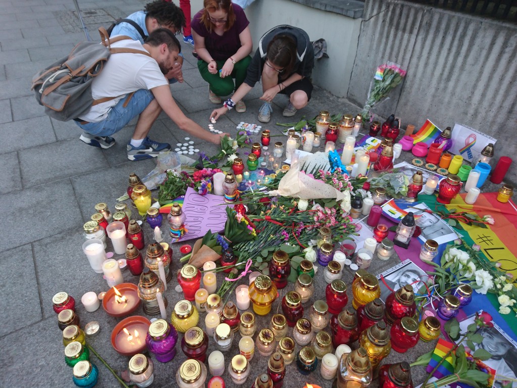 A makeshift memorial to victims of the Orlando shooting, in Warsaw Poland. Photo by MiłośćNieWyklucza, used under  Creative Commons Attribution-Share Alike 4.0 International license, taken from Wikipedia. 