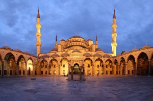 1200px-Blue_Mosque_Courtyard_Dusk_Wikimedia_Commons