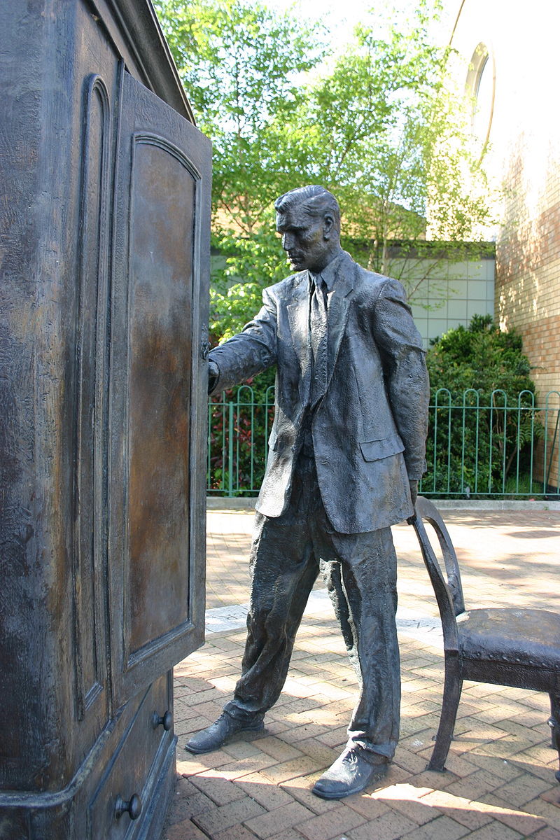 "Genvessel" - http://www.flickr.com/photos/genvessel/149269475/in/set-72057594139281324/ Statue of C. S. Lewis looking into a wardrobe. Entitled The Searcher by Ross Wilson (CC by 2.0) (FOP)