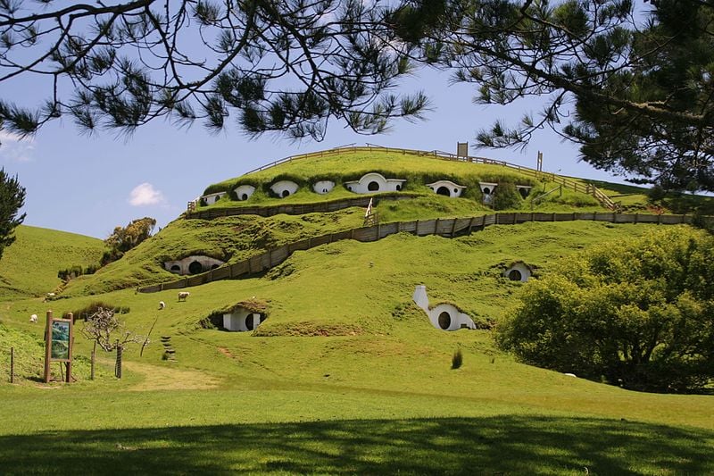  Description English: The location of Hobbiton, as used in the Lord of the Rings films. Near Matamata in New Zealand. Date	13 November 2006 Source	Flickr Author	Rob Chandler (Rob & Jules) (CC BY-SA 2.0)