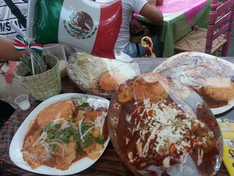  Description Español: Paquete de platillos empaquetados y globo con forma de bandera de México. Mole rojo poblano con pollo Feria Gastronomica de la Enchilada Iztapalapa Date	30 August 2014, 14:53:12 Source	Own work Author	Fer.goiba (CC BY-SA 4.0)