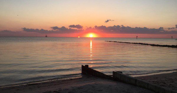 Sunset into the sound, from the beach on Okracoke Island ~ Photo y Heron Michelle