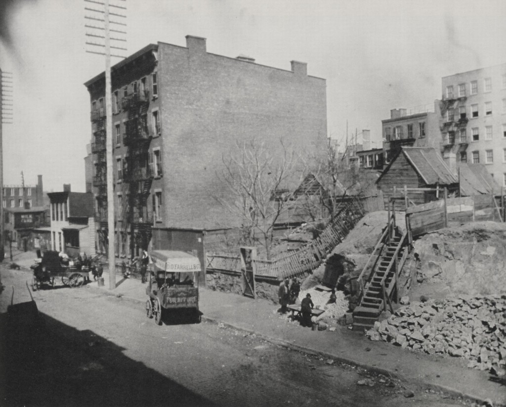 Jacob Riis, Hell's Kitchen and Sebastopol - [Public Domain (before 1890)], via http://www.zeno.org/Fotografien/B/Riis,+Jacob+A.%3A+Teufels+K%C3%BCche+und+Sebastopol