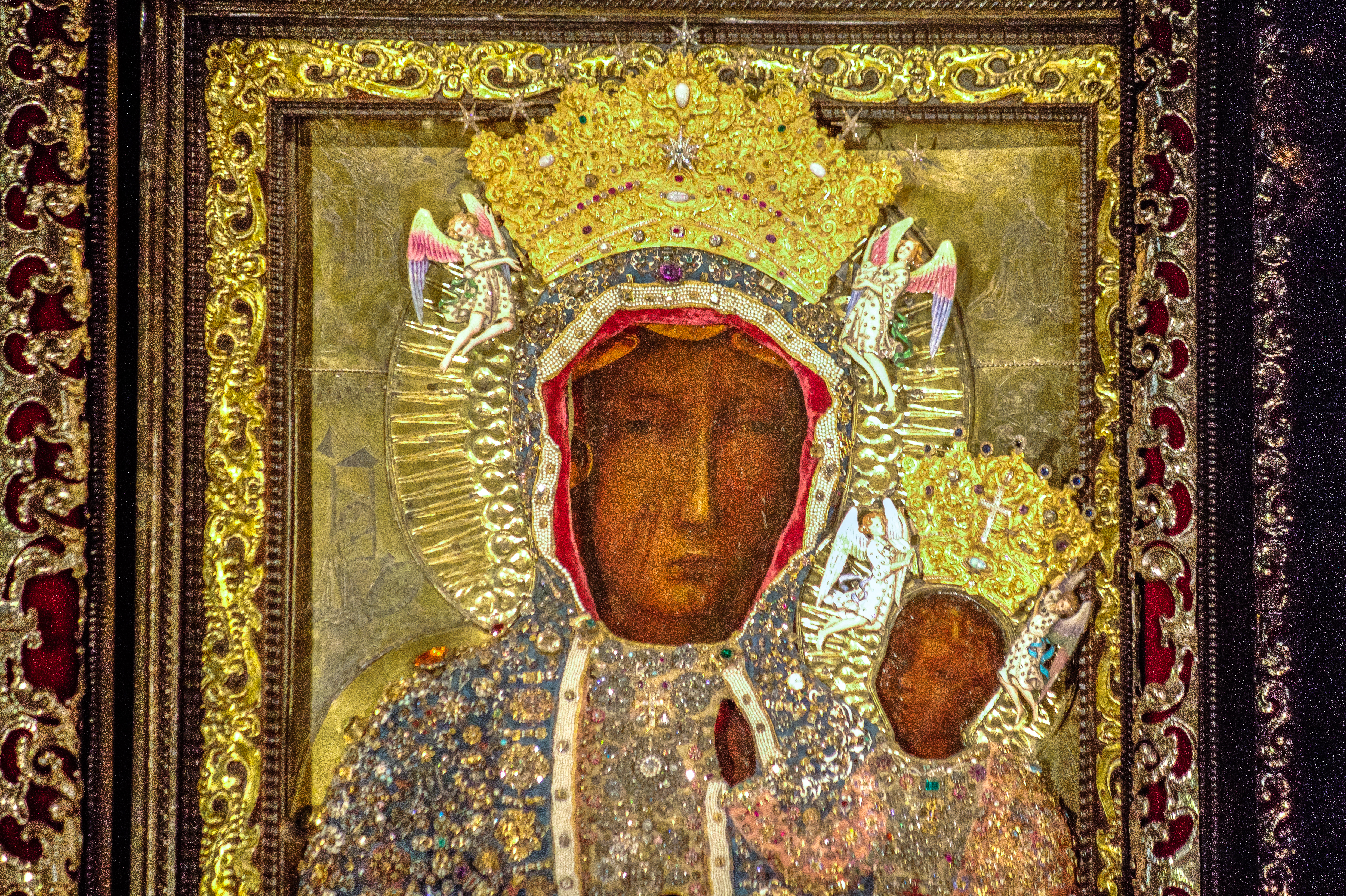 Black Madonna of Częstochowa in crown - by Robert Drózd (NMP-Czestochowska-w-koronie.jpg) [CC BY-SA 3.0 (https://creativecommons.org/licenses/by-sa/3.0/deed.en)], via Wikimedia Commons