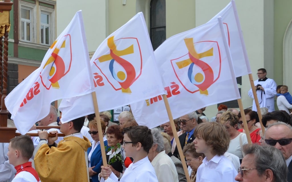 Weltjugendtag 2016 (taken 26 May 2016 prior to World Youth Day) - by Silar (02016_0934_Weltjugendtag_2016,_Logo.jpg) [CC BY-SA 4.0 (https://creativecommons.org/licenses/by-sa/4.0/deed.en)], via Wikimedia Commons