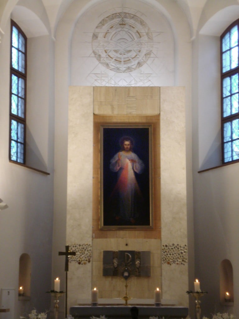 Original Divine Mercy Image (with inscription "Jezu ufam Tobie") in the Divine Mercy Sanctuary in Vilnius (Dievo Gailestingumo šventovė). Dominikonų g. 12 - by Alma Pater (Divine_Mercy_Sanctuary_in_Vilnius4.jpg) [CC BY-SA 3.0 (https://creativecommons.org/licenses/by-sa/3.0/deed.en)], via Wikimedia Commons