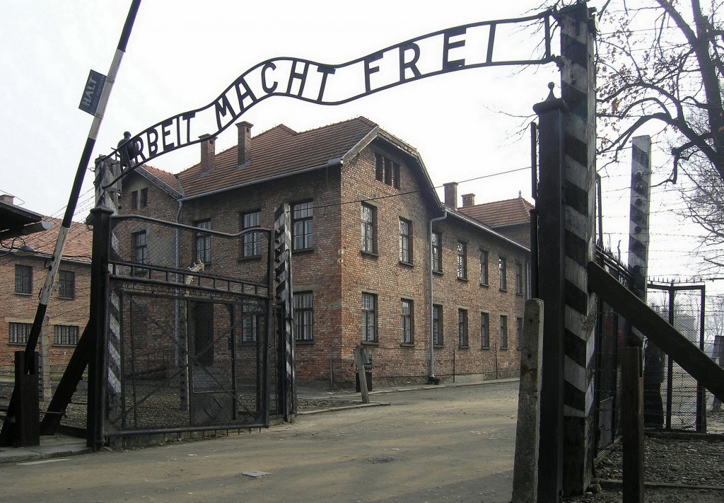 Entrance of Auschwitz - by Dnalor 01 (Eingangstor_des_KZ_Auschwitz_Arbeit_macht_frei_2007.jpg) [CC BY-SA 3.0 AT (https://creativecommons.org/licenses/by-sa/3.0/at/deed.en)], via Wikimedia Commons