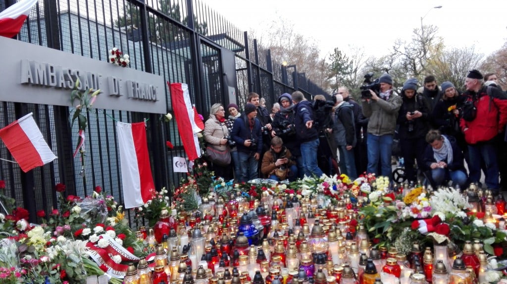 French Embassy in Warsaw on 2015-11-14, the day after the Paris attacks - by Halibutt (November_2015_Paris_attacks_-_French_Embassy_in_Warsaw_-_2015-11-14_-_2.jpg) [CC BY-SA 4.0 (https://creativecommons.org/licenses/by-sa/4.0/deed.en)], via Wikimedia Commons