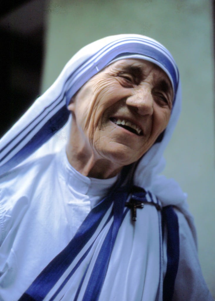 Mutter Teresa, lachend, Dezember 1985 - by Manfredo Ferrari (Mutter_Teresa_von_Kalkutta-1.jpg) (CC BY-SA 4.0 [https://creativecommons.org/licenses/by-sa/4.0/deed.en]), via Wikimedia Commons