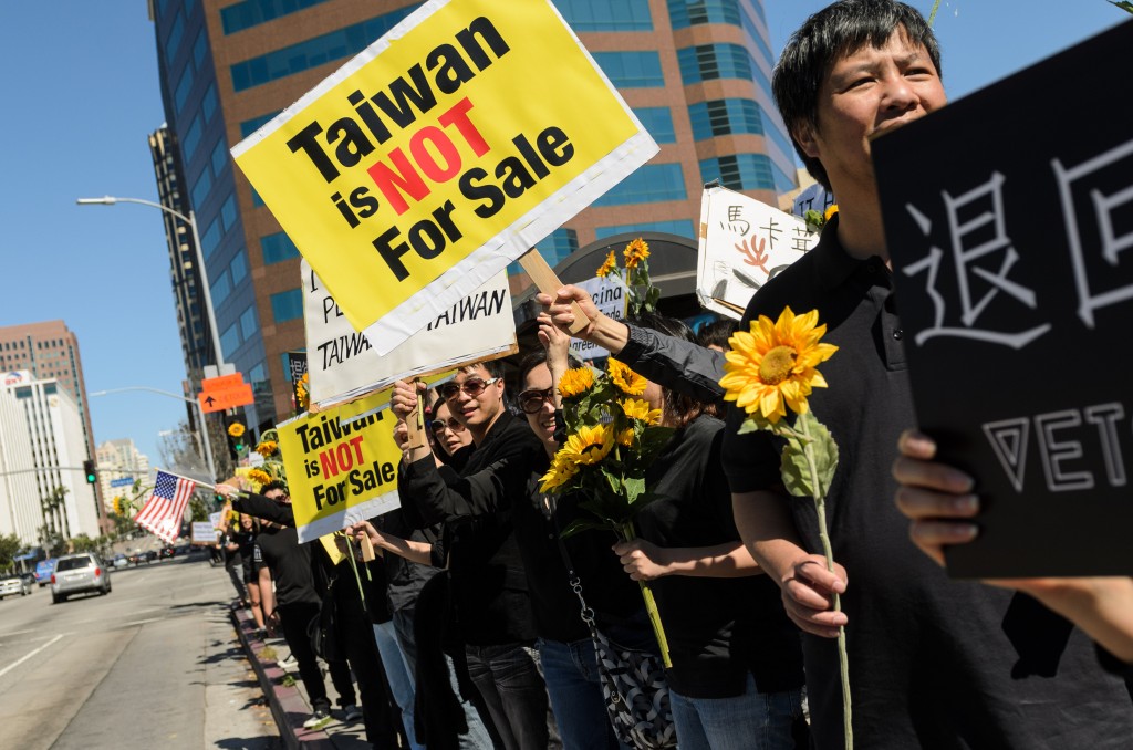 Sunflower Movement supporters in Los Angeles - by Benjamin Dunn/Neon Tommy, March 30, 2014 (Taiwanese_student_movement_supporters_in_Los_Angeles_2.jpg) (CC BY-SA 2.0 [https://creativecommons.org/licenses/by-sa/2.0/]), via Flickr