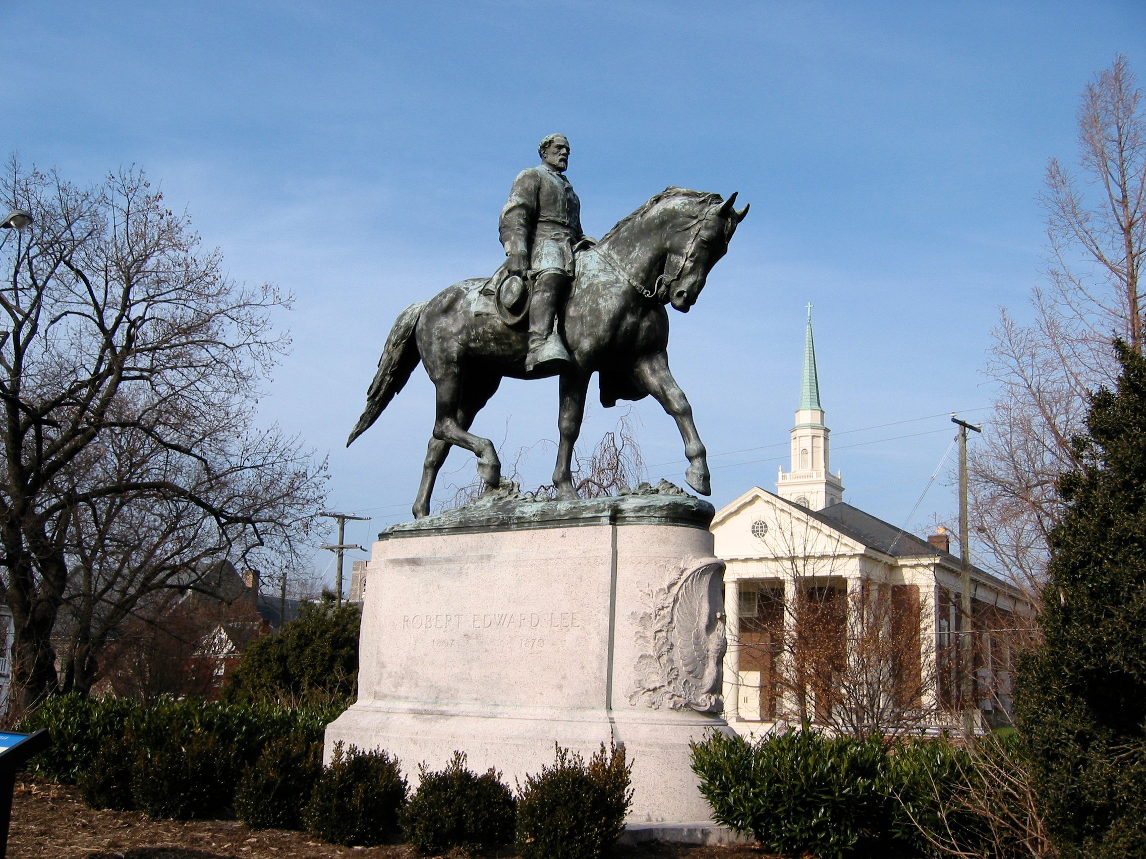 Robert Edward Lee Sculpture, Emancipation Park, Charlottesville, VA - by Cville dog, 10 January 2006 (Lee_Park,_Charlottesville,_VA.jpg) (CC BY-SA 3.0 [https://creativecommons.org/licenses/by-sa/3.0/deed.en]), via Wikimedia Commons