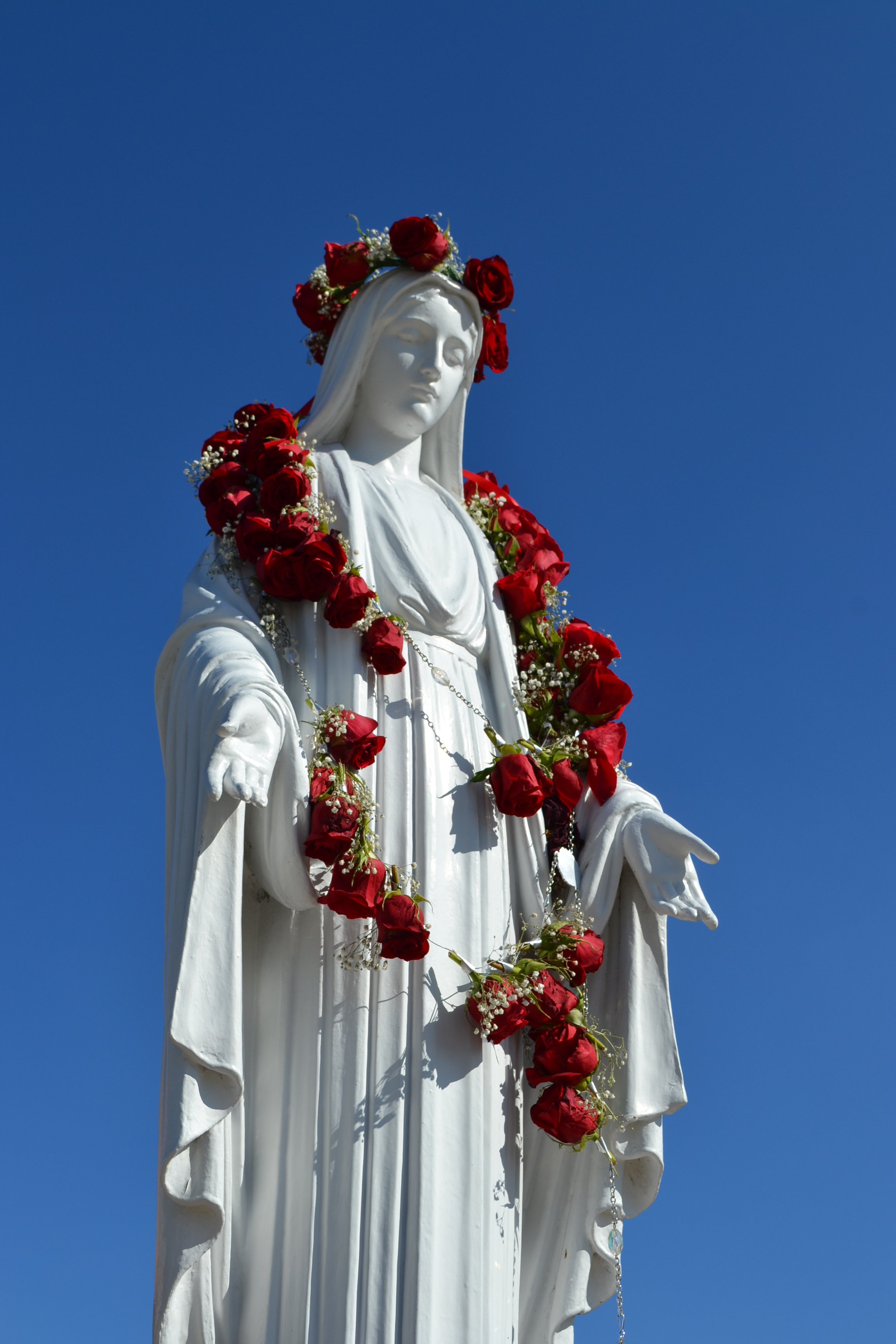 Statue of Mary in Grotto of Mater Dei High School - by Gzamora1, 19 November 2012 (Statue_of_mary_in_grotto_of_mater_dei_high_school.jpg) (CC BY-SA 3.0 [https://creativecommons.org/licenses/by-sa/3.0/deed.en]), via Wikimedia Commons