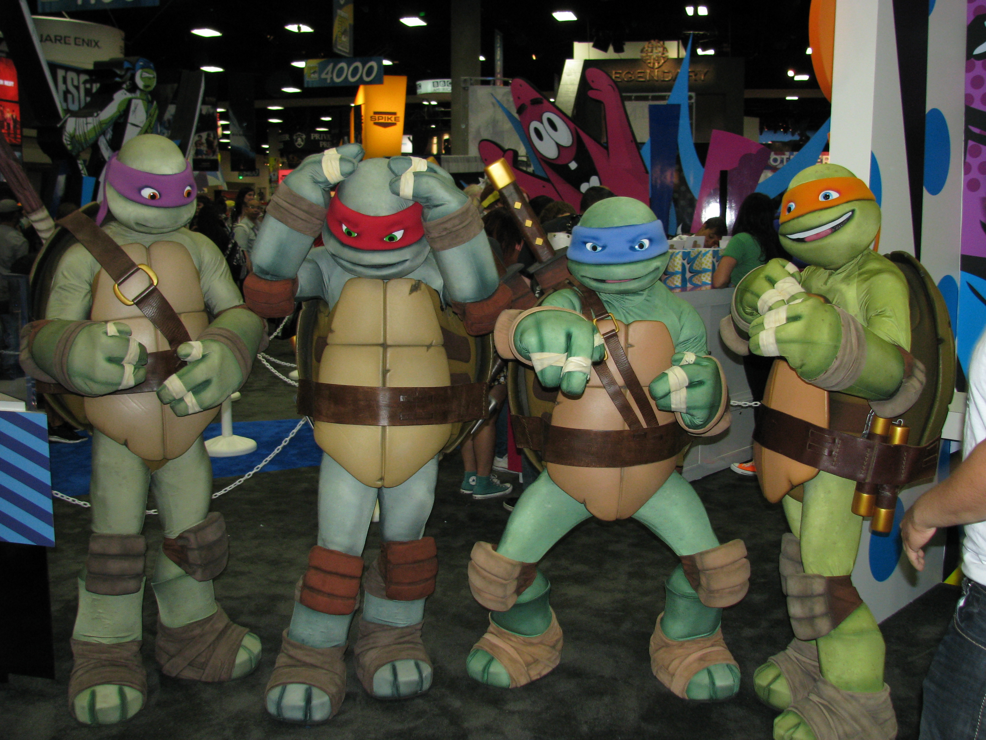 The entire TMNT at the Nickelodeon booth! - by SDCC13 - TMNT, Uploaded by daisydeee, William Tung from USA (SDCC13_-_TMNT_(9348046202).jpg) (CC BY-SA 2.0 [https://creativecommons.org/licenses/by-sa/2.0/deed.en]), via Wikimedia Commons