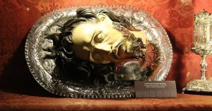 John the Baptist's head - døperen johannes sitt hode på et fat i granadas katedral i spania