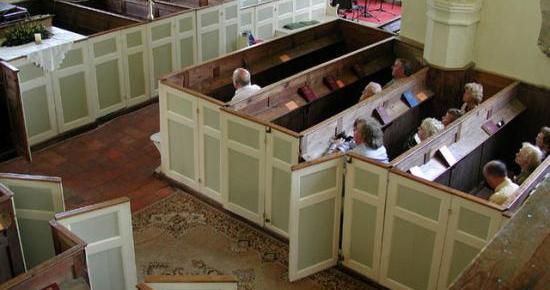 St_Mary,_Stelling_Minnis,_Kent_-_Box_pews_-_geograph.org.uk_-_324813