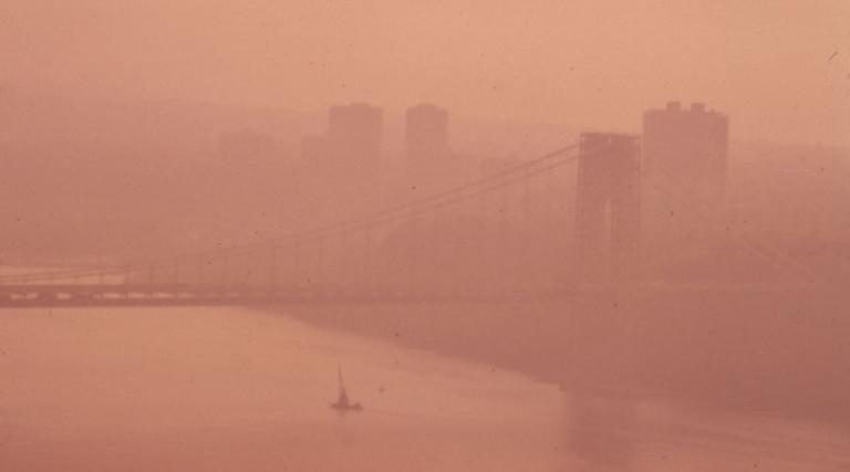The George Washington Bridge in Heavy Smog. View toward the New Jersey Side of the Hudson River 1973 - Chester Higgins / EPA