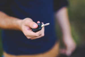 Man holding car key (pixabay)