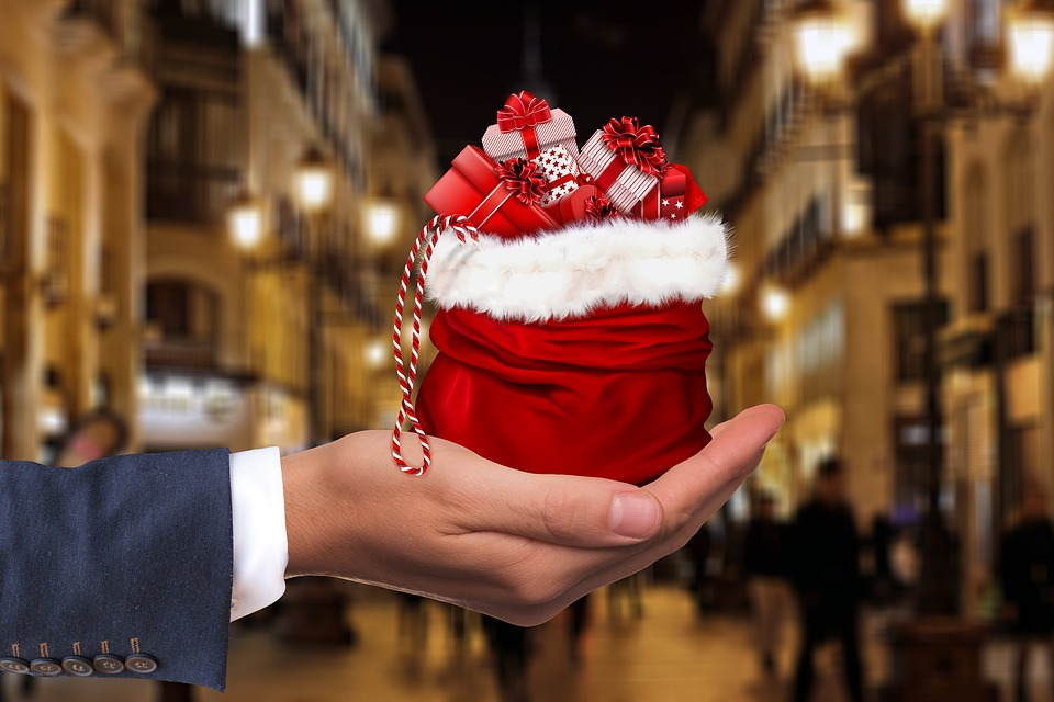  image of hand with christmas gifts (Max Pixel) 