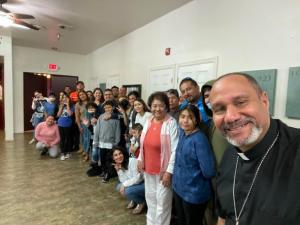 Rev. Nelson Rabell-González with the congregation of Iglesia Luterana Santa María Peregrina