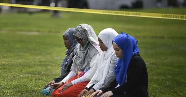 Muslim women praying