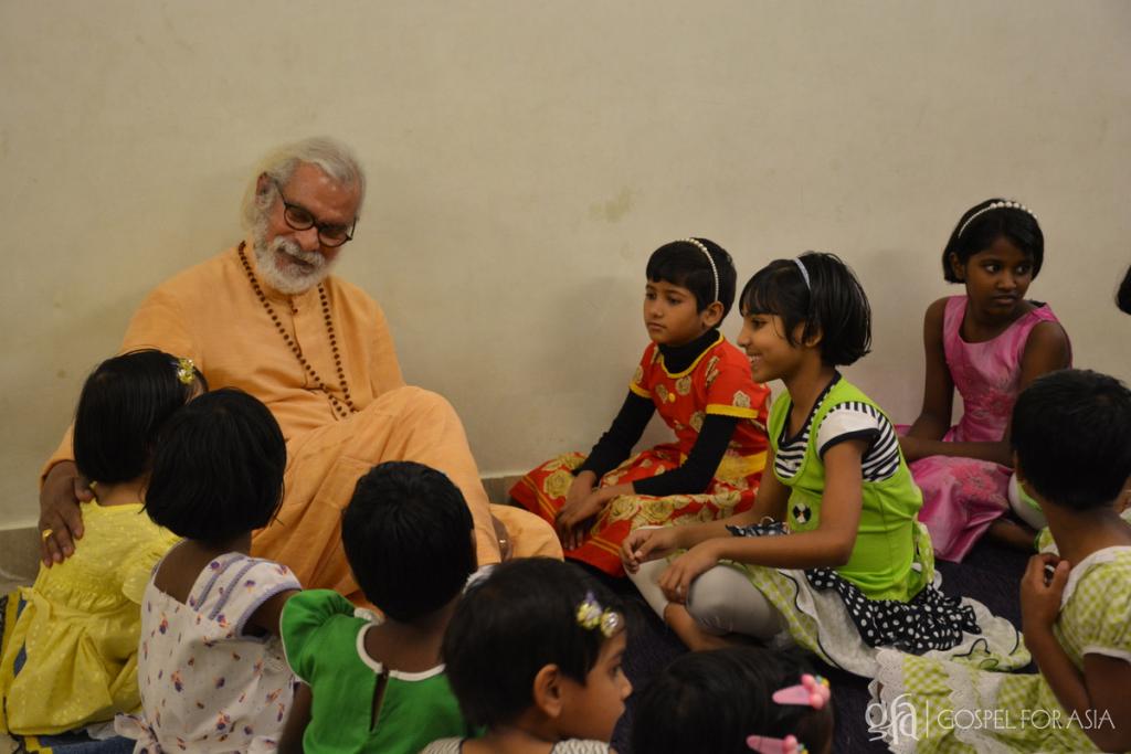 100,000 or more runaway children roam around the streets of Delhi - KP Yohannan - Gospel for Asia