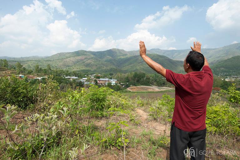 National Missionary praying in Asia - gfa