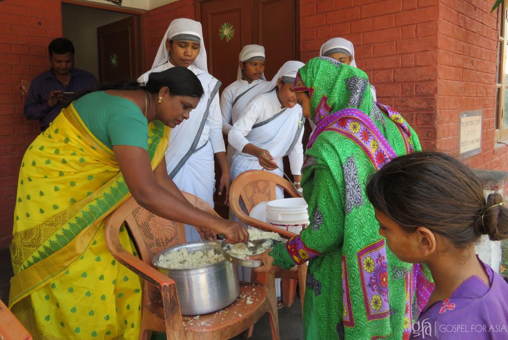 Workers Feed 2,500 on World Food Day - KP Yohannan - Gospel for Asia